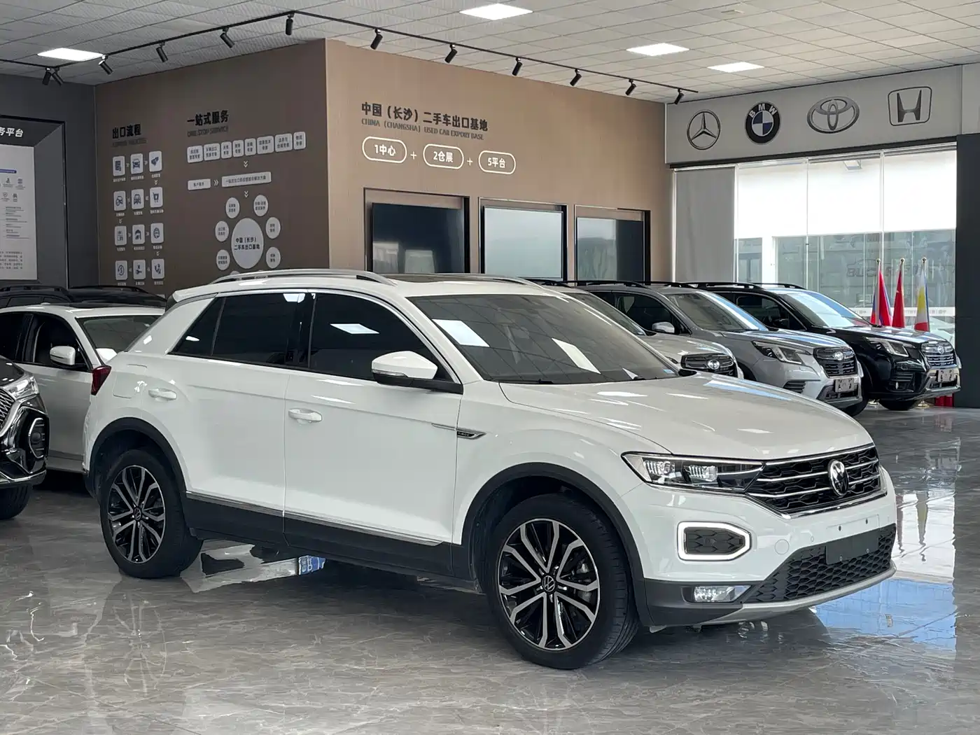 Volkswagen T-ROC 2021 Facelift 280TSI DSG 4WD Luxury Smart Connect Edition фото 3