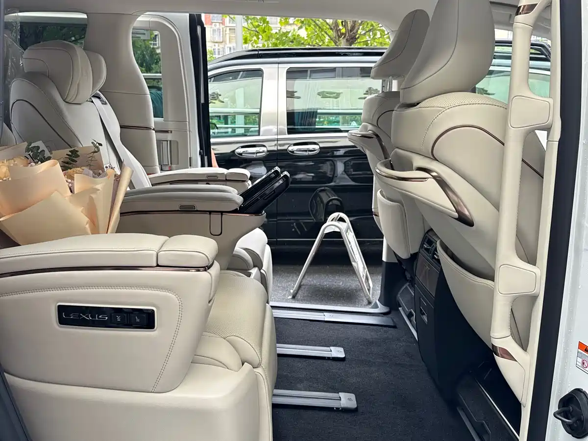 Lexus LM 2023 500h 6-Seater Prestige Edition фото 7