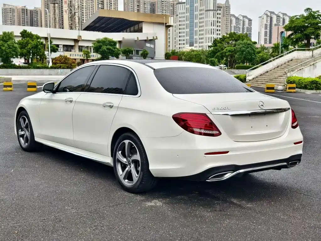 Фото 6 - Mercedes-Benz E-Class
