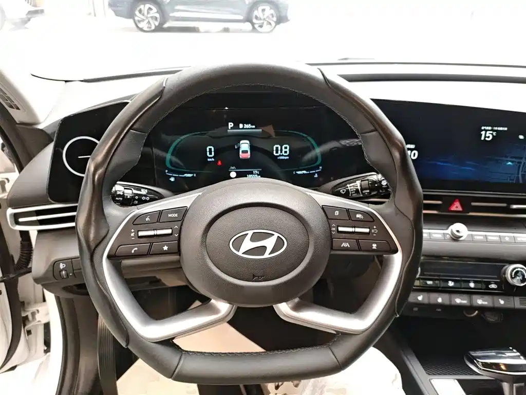 Hyundai Elantra 2023 Model 1.5L CVT LUX Premium Edition фото 3