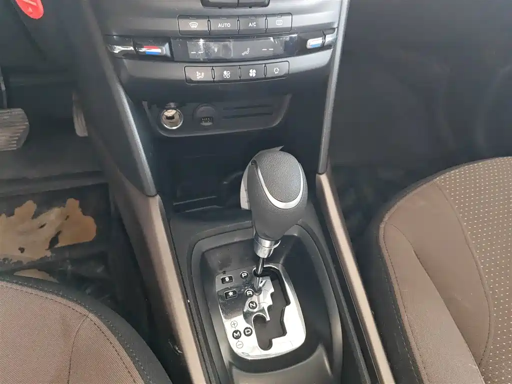 Peugeot 2008 2014 1.6L Automatic Fashion Edition фото 7