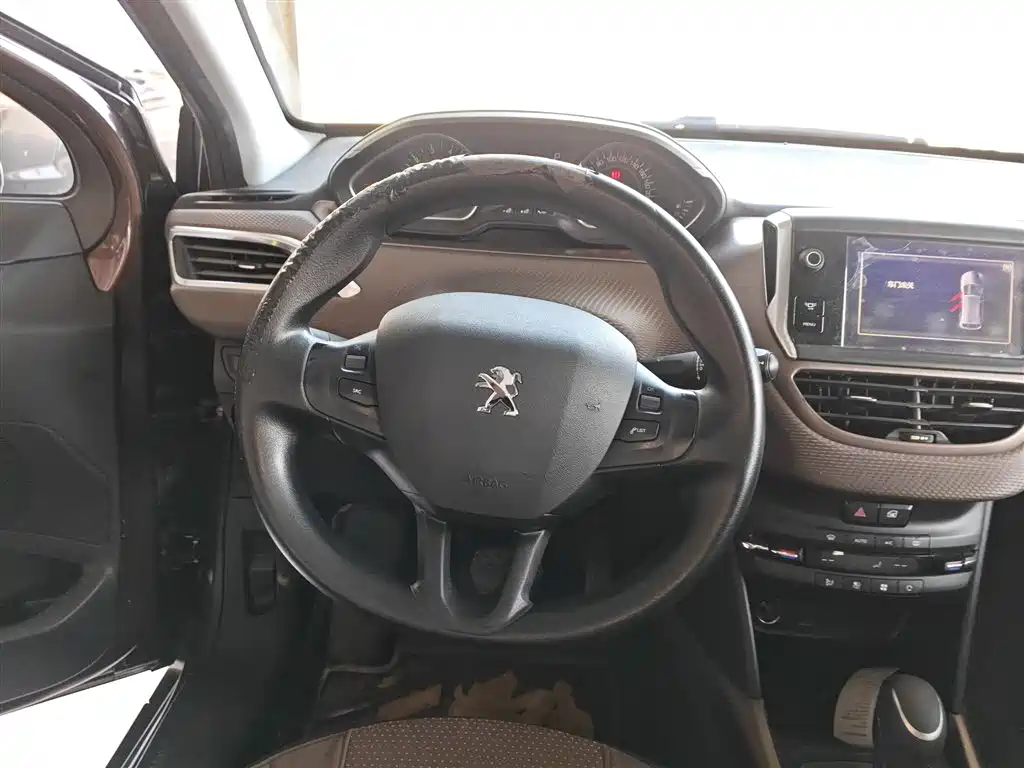 Peugeot 2008 2014 1.6L Automatic Fashion Edition фото 3
