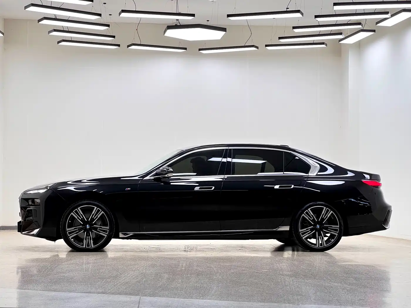 BMW 7 Series 2023 Model 740Li Leading M Sport Package фото 4