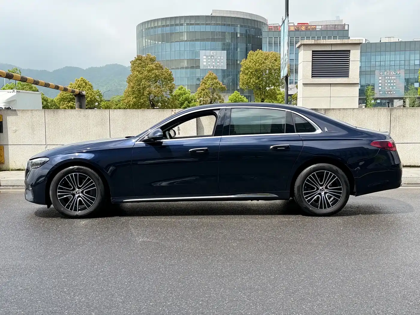Mercedes-Benz E-Class 2024 Model E 260 L фото 7