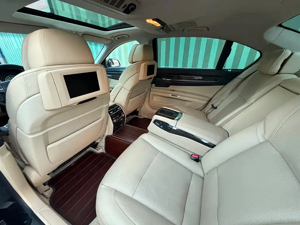 BMW 7 Series 2009 740Li Luxury фото 8