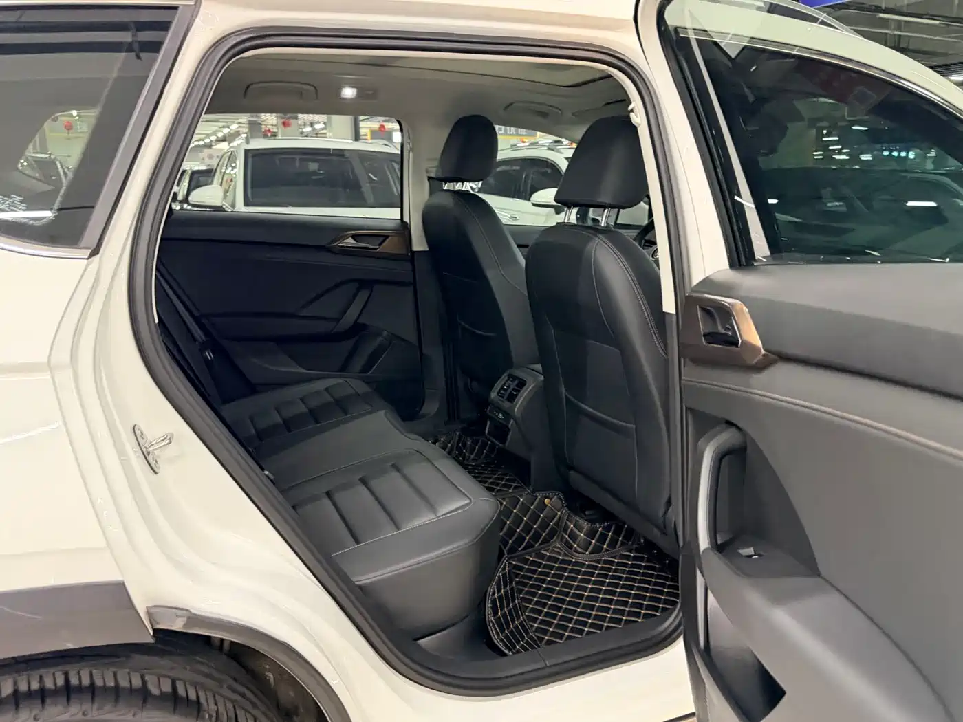 Volkswagen Tharu 2022 280TSI FWD Luxury Edition фото 12