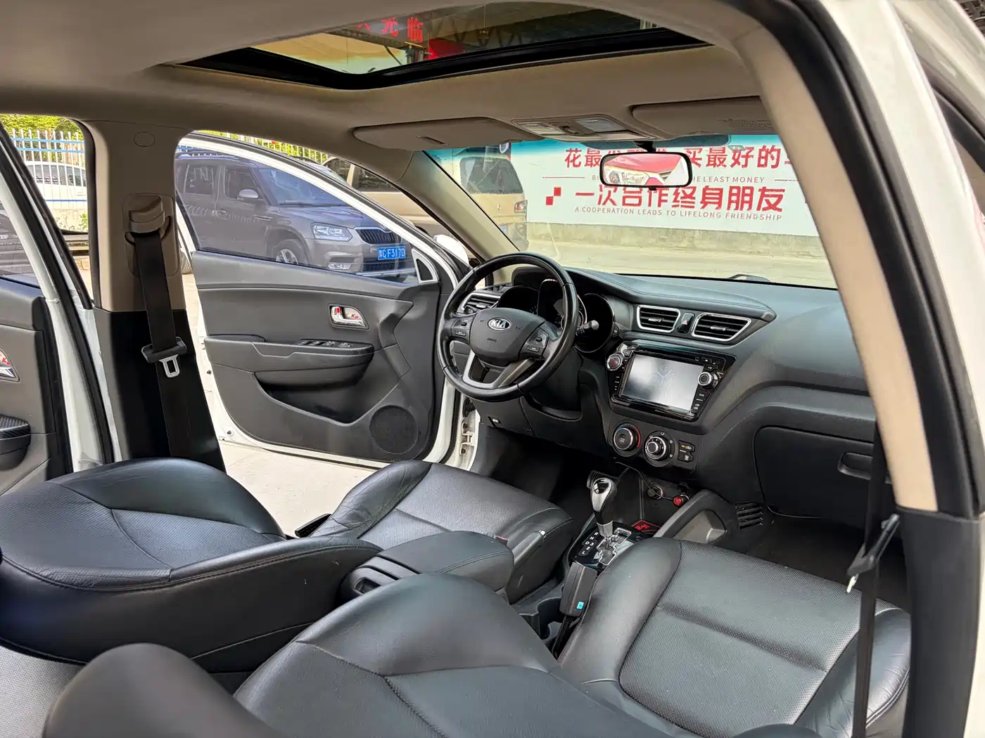 Kia K2 2012 Sedan 1.6L AT Premium Commemorative Edition фото 8