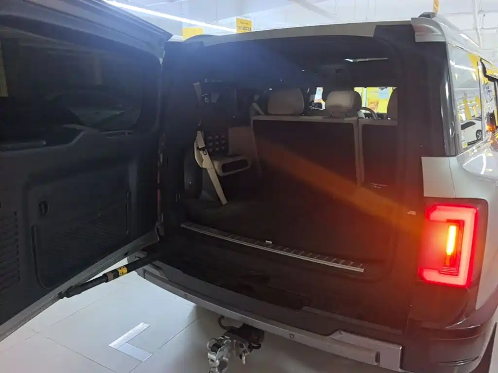 Fang Cheng Bao Leopard 8 2024 2025 Zhiyong Flagship 7-Seater