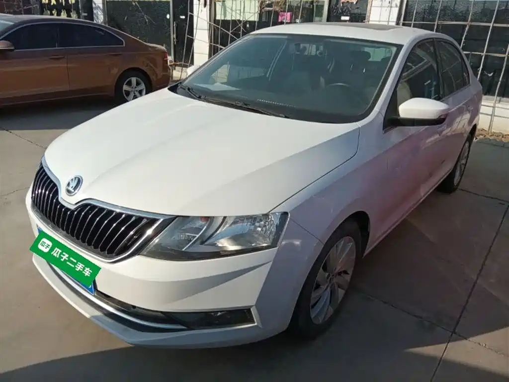 Škoda Rapid 2018 1.6L Automatic Comfort Edition фото 2