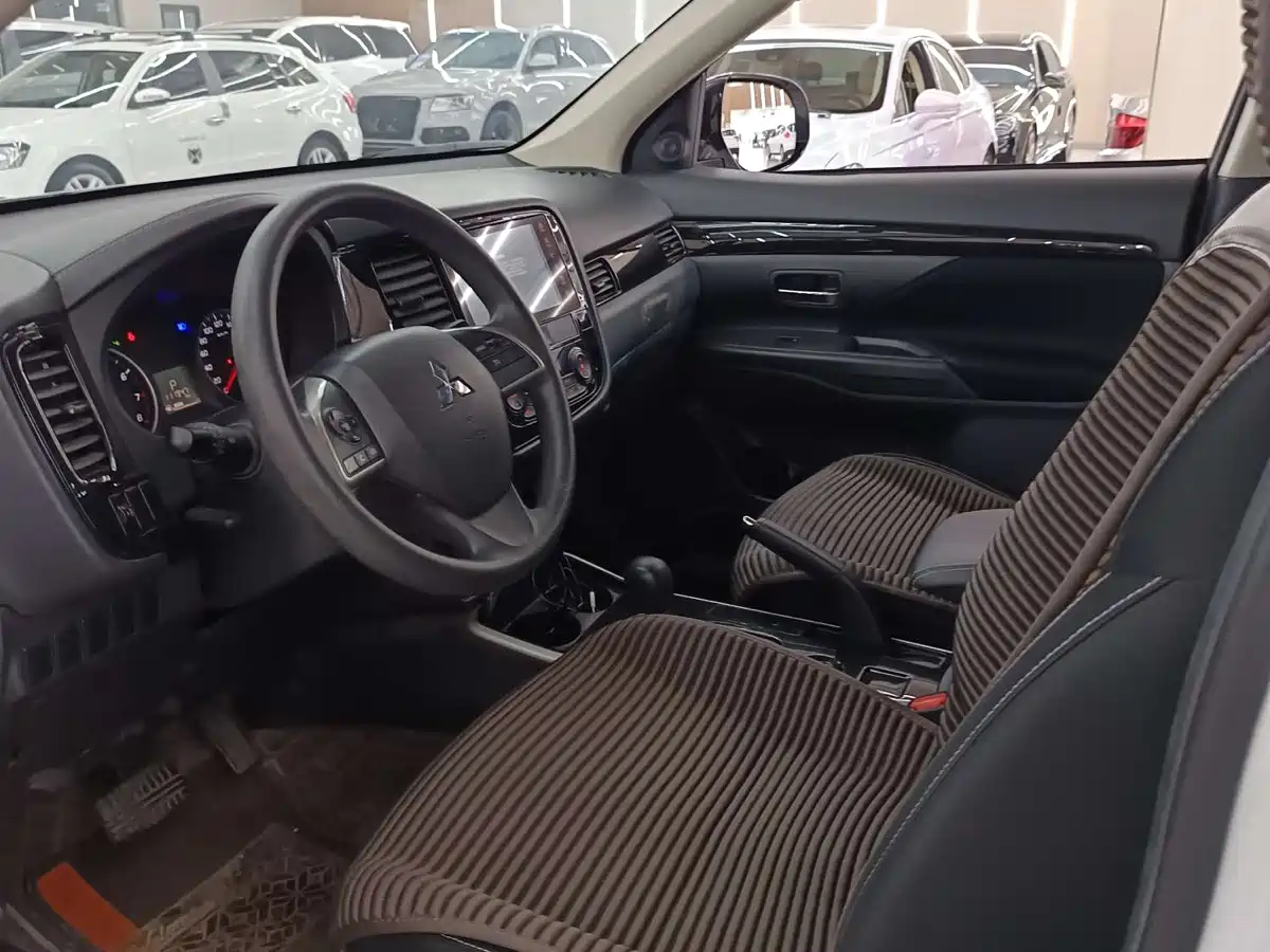 Mitsubishi Outlander 2021 2.0L 2WD Smooth Ride Version 5-Seater фото 5
