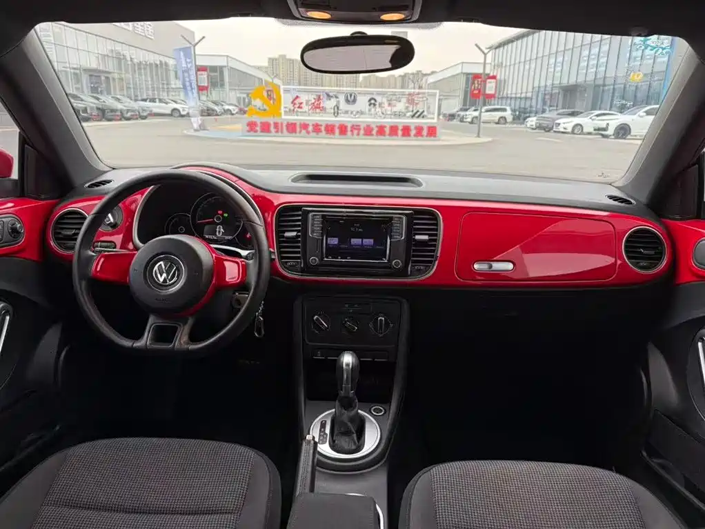 Volkswagen Beetle 2016 Model 180TSI Club Edition фото 5