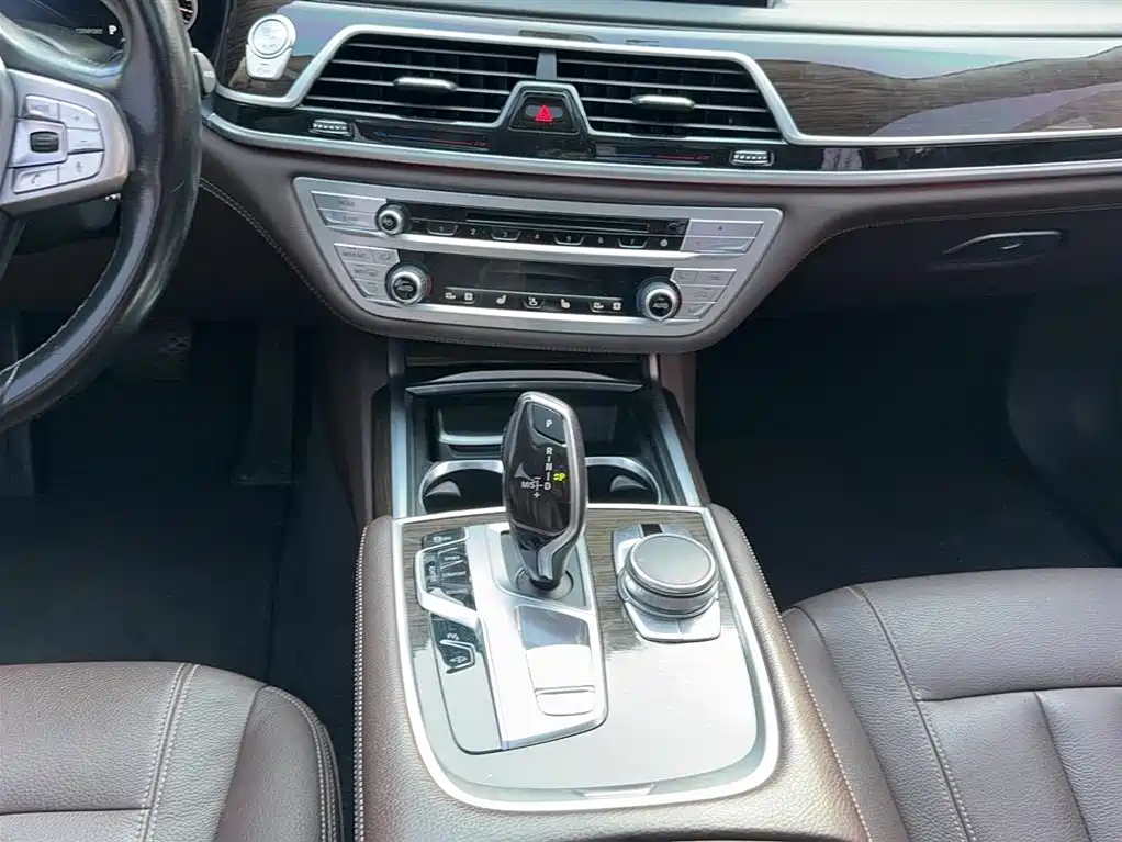 BMW 7 Series 2016 730Li Leading фото 7