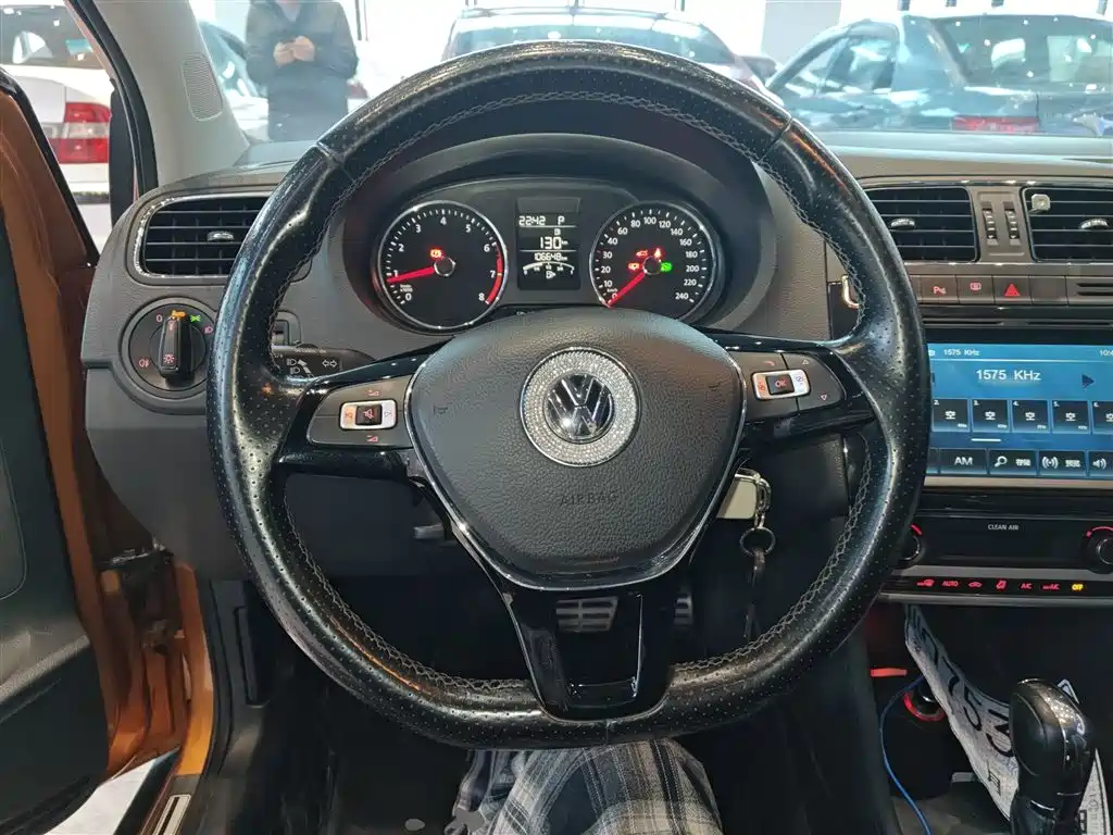 Volkswagen Polo 2016 1.6L Cross Polo Automatic фото 3