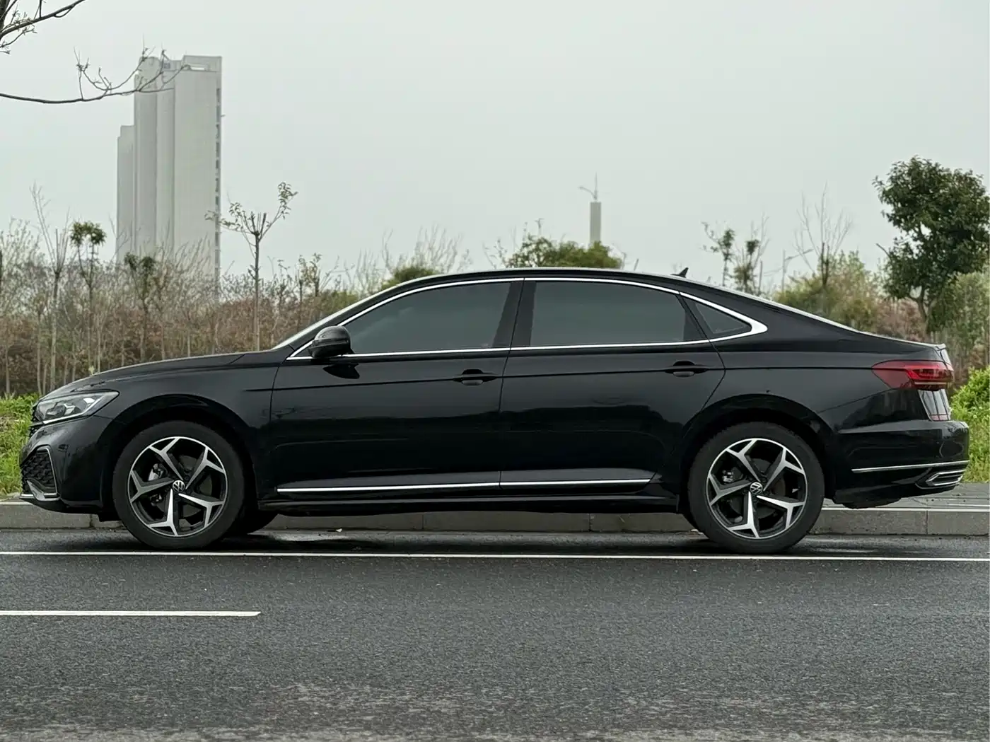 Volkswagen Passat 2025 Outstanding 380TSI Dragon Soaring Edition фото 4