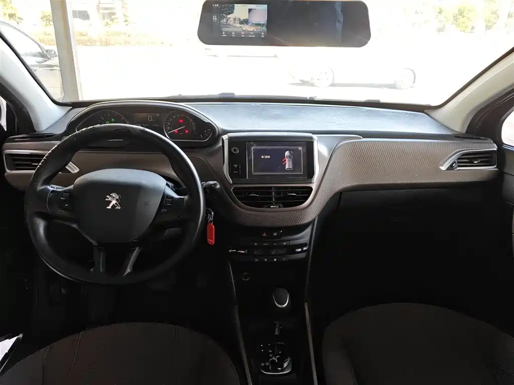 Peugeot 2008 2014 1.6L Automatic Fashion Edition фото 13