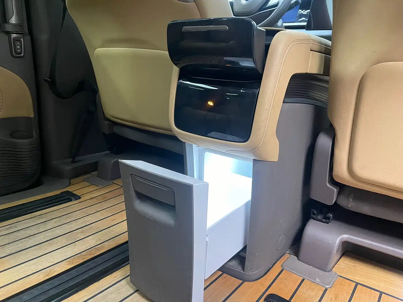 Denza D9 2022 DM-i 970 All-Wheel Drive Honor Edition фото 12