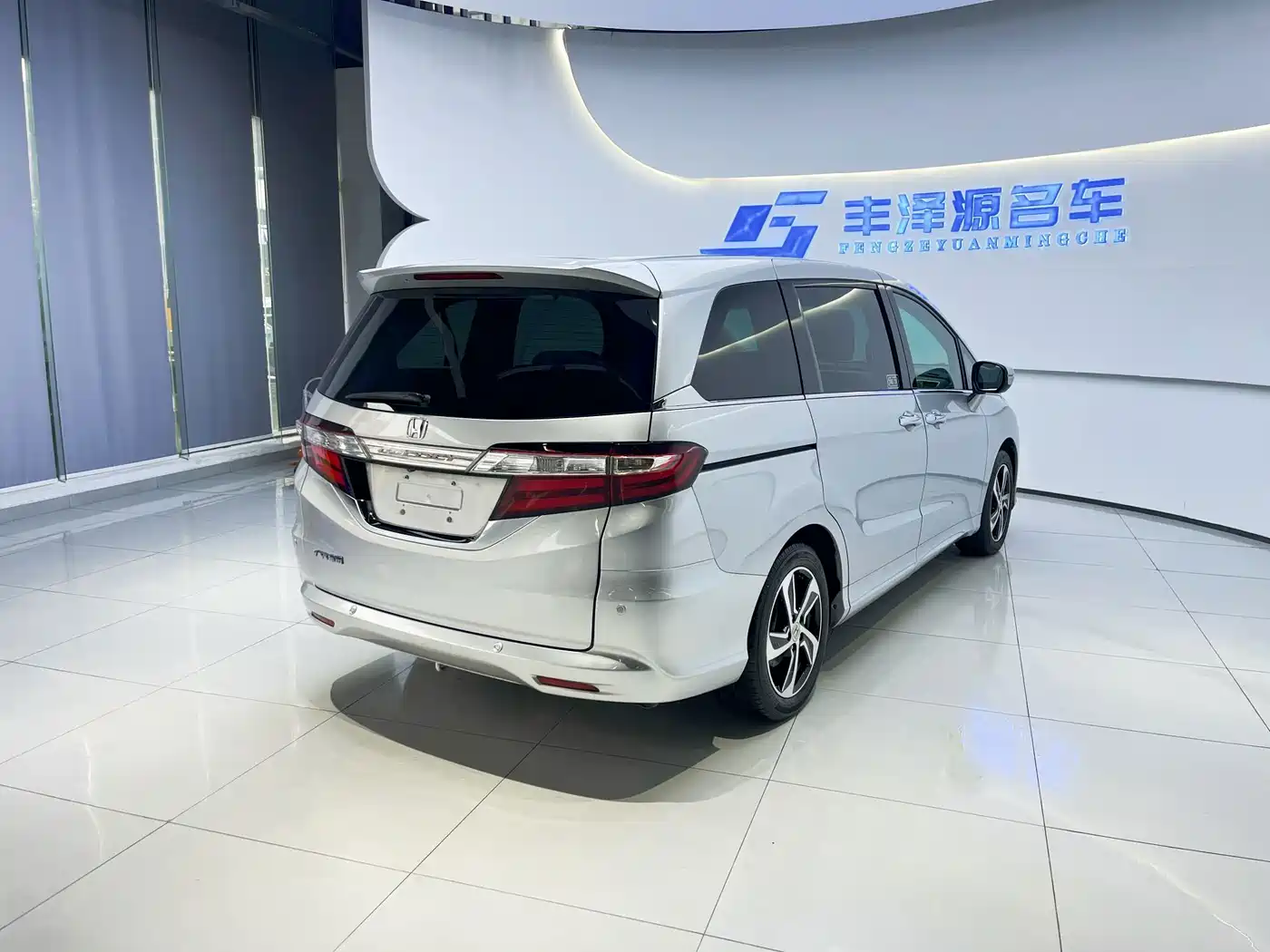 Фото 4 - Honda Odyssey