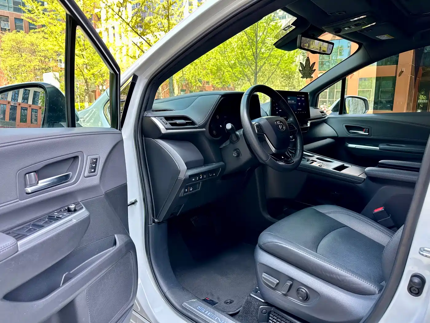 Toyota Sienna 2021 2.5L Hybrid Platinum Edition фото 8