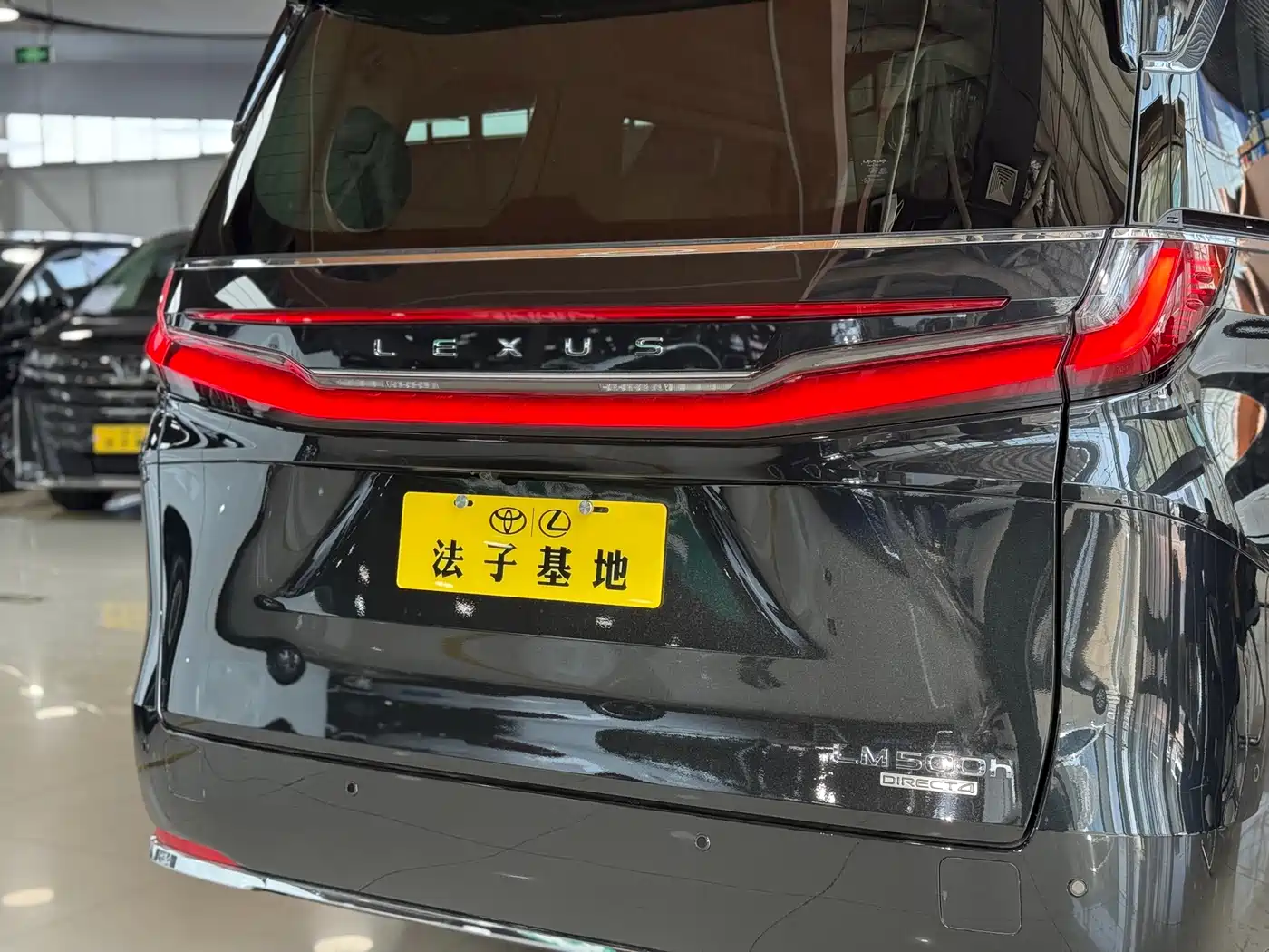 Lexus LM 2023 500h 6-Seater Prestige Edition фото 32