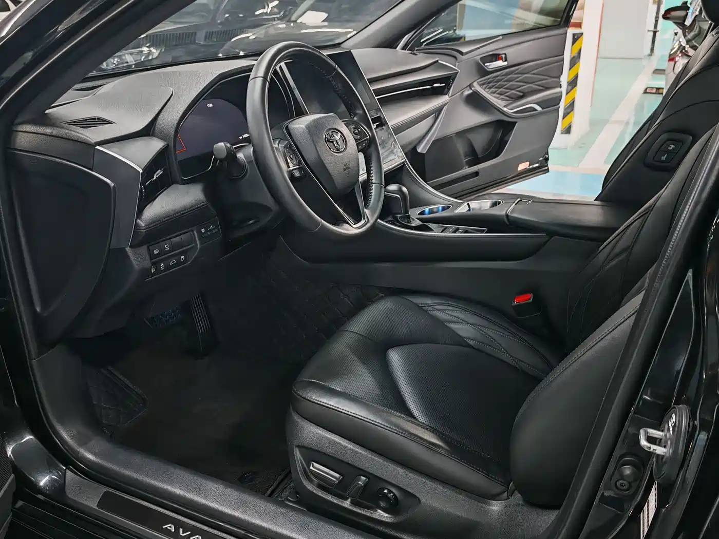 Toyota Avalon 2023 Hybrid 2.5L Luxury Edition фото 8