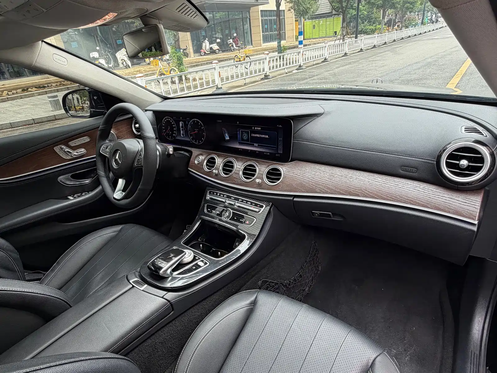 Photo 9 - Mercedes-Benz E-Class
