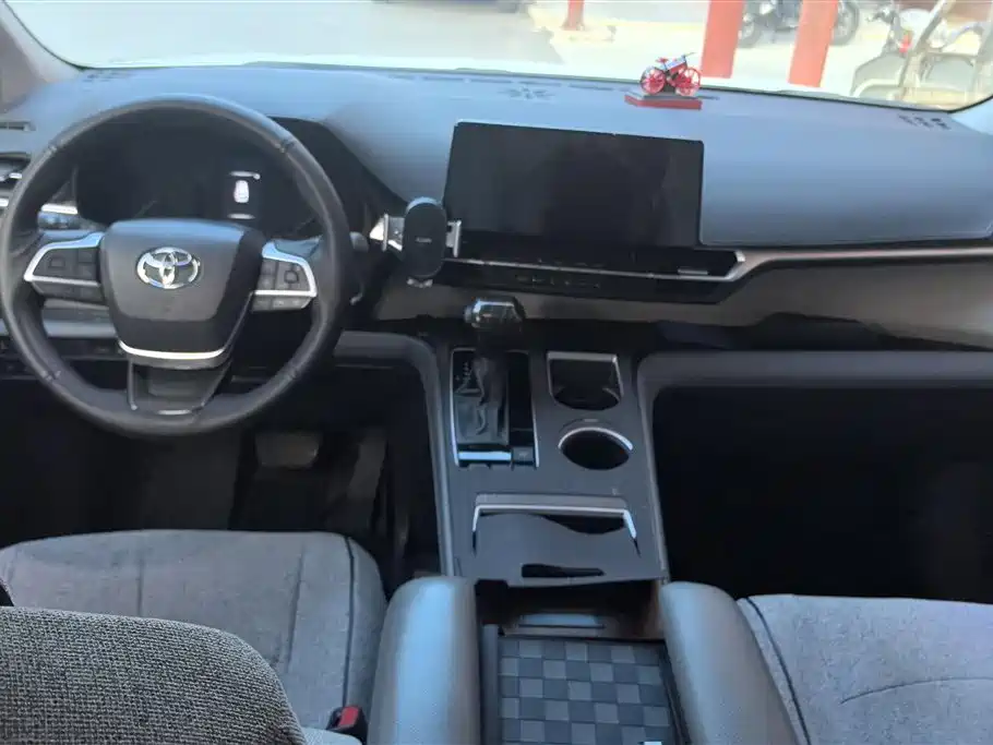 Toyota Sienna 2024 2.5L Hybrid Comfort Edition фото 12