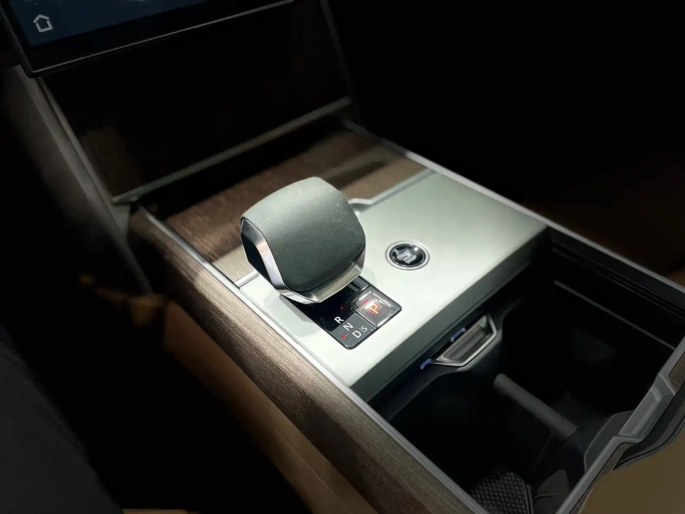 Land Rover Range Rover 2024 3.0 L6 360PS Golden Age Edition фото 12