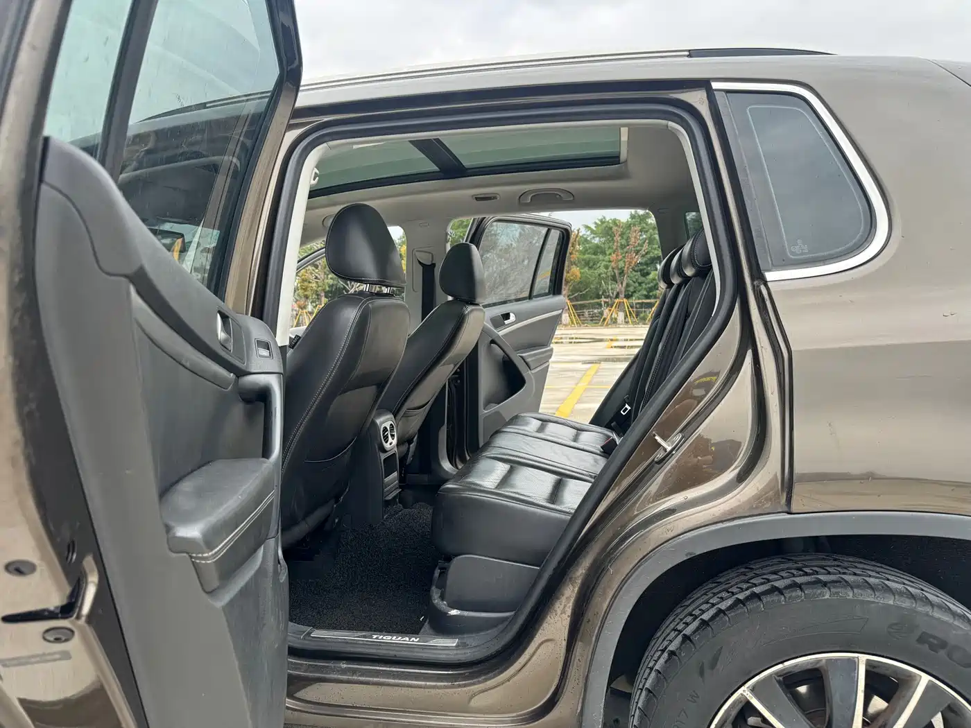 VOLKSWAGEN TIGUAN