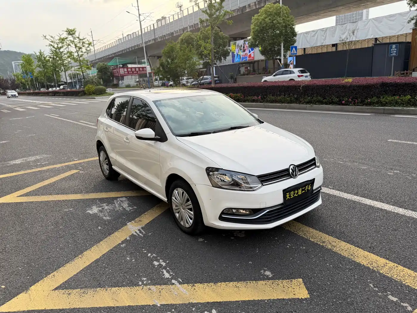 Volkswagen Polo 2016 1.6L Automatic Comfort фото 5