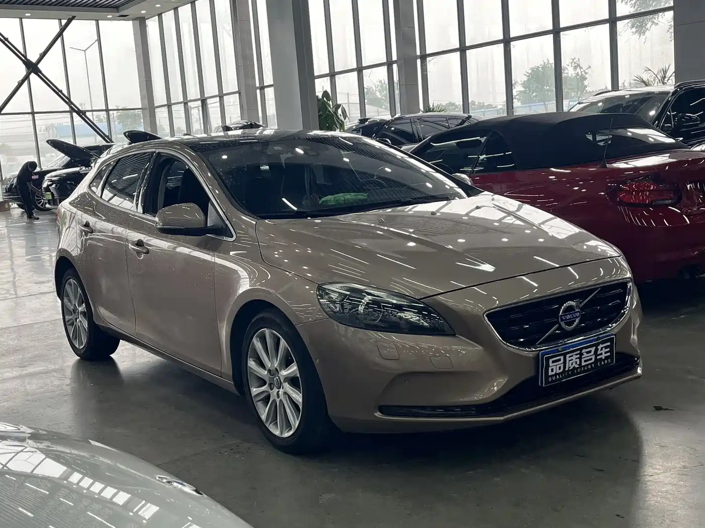 Фото 2 - Volvo V40