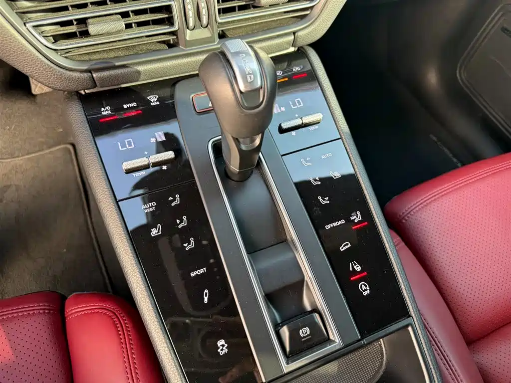 PORSCHE MACAN