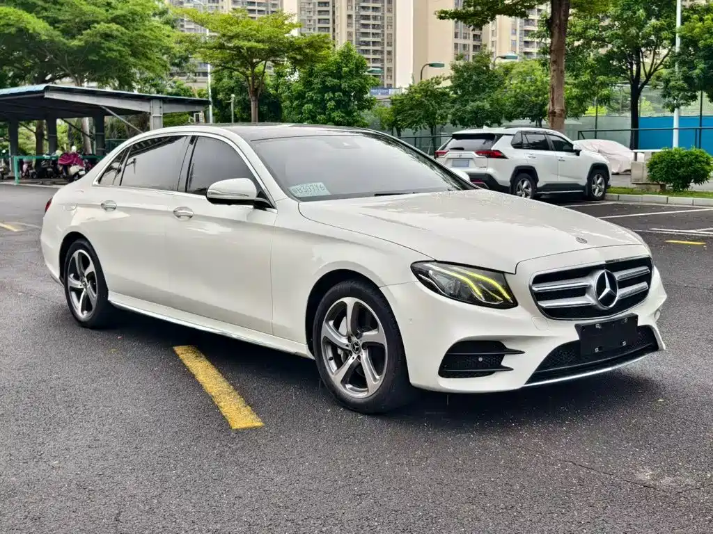 Фото 5 - Mercedes-Benz E-Class