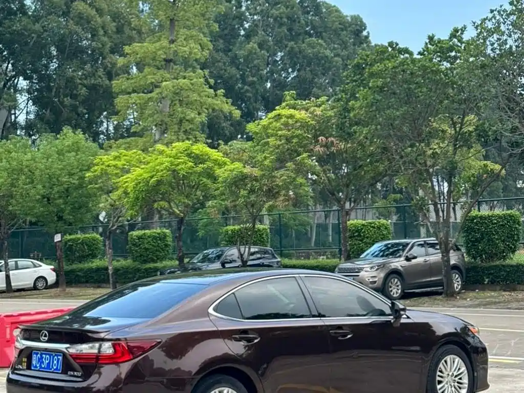 Photo 7 - Lexus ES