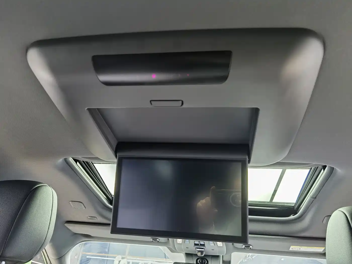 Toyota Sienna 2021 2.5L Hybrid Platinum Edition фото 23