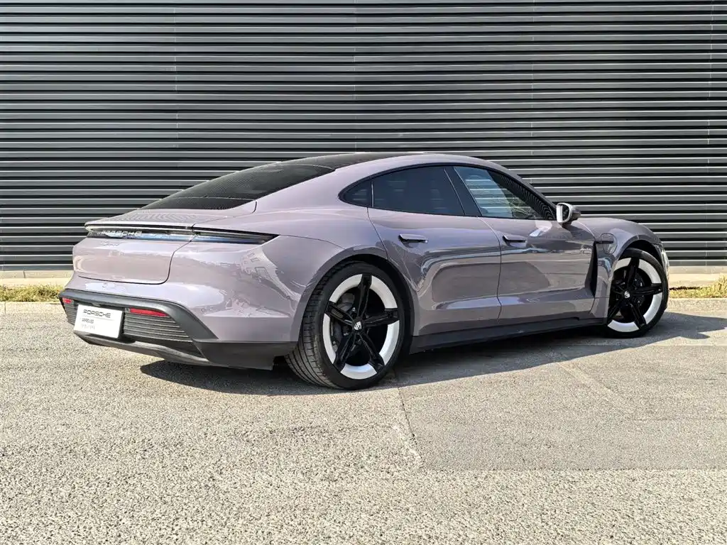 PORSCHE TAYCAN