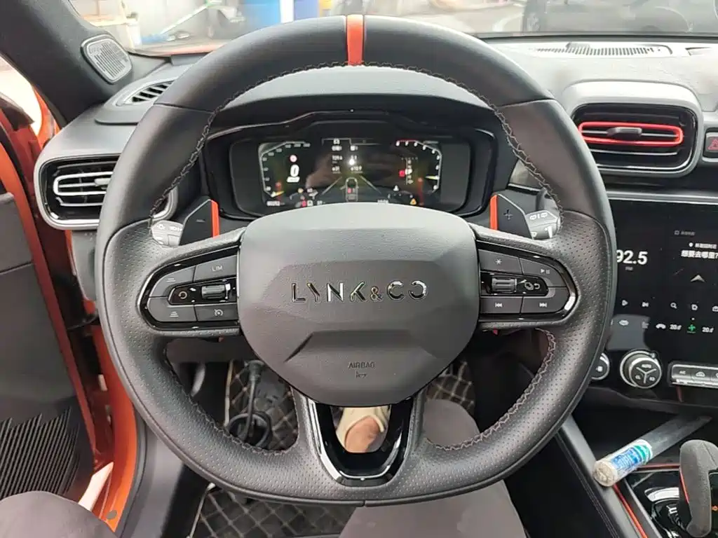 Фото 11 - Lynk & Co 02 Hatchback