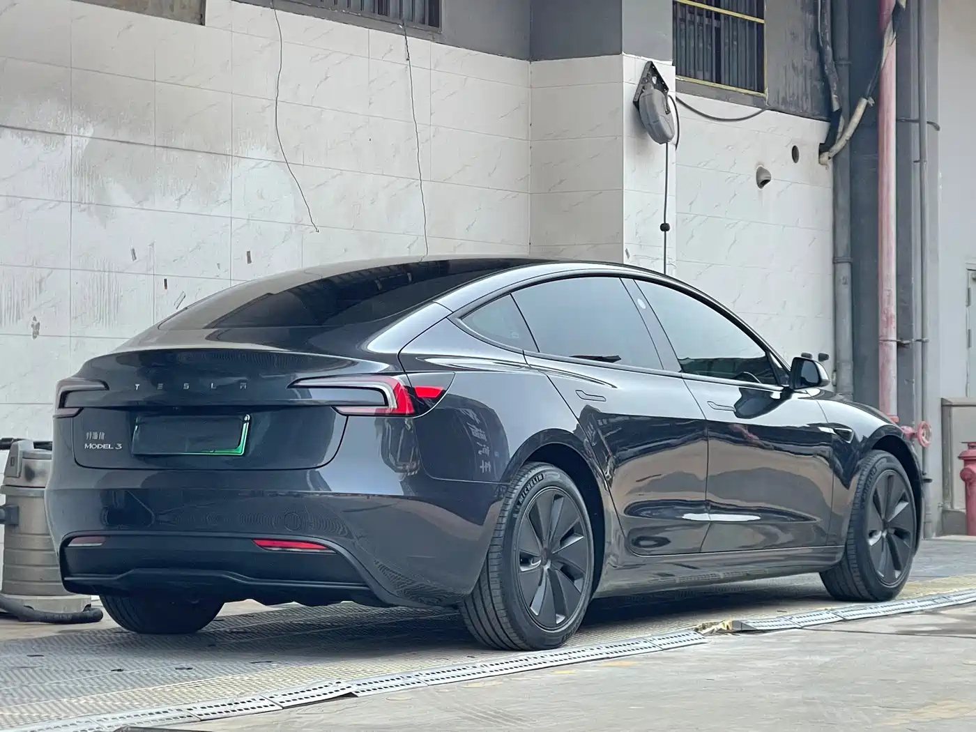TESLA MODEL 3