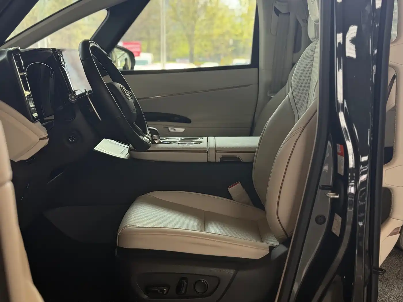 Lexus LM 2023 500h 6-Seater Prestige Edition фото 15