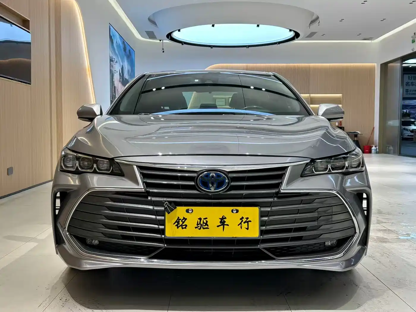 Toyota Avalon 2019 Hybrid 2.5L Luxury Edition China V фото 2