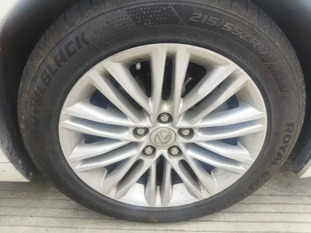 Фото 6 - Lexus ES