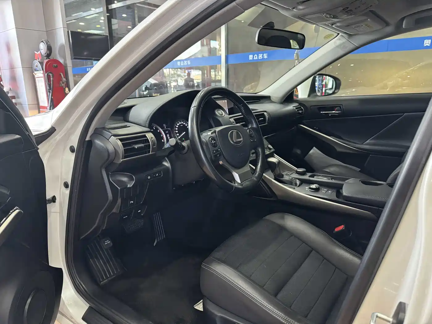 Lexus IS 2015 200t Leading Edition фото 7