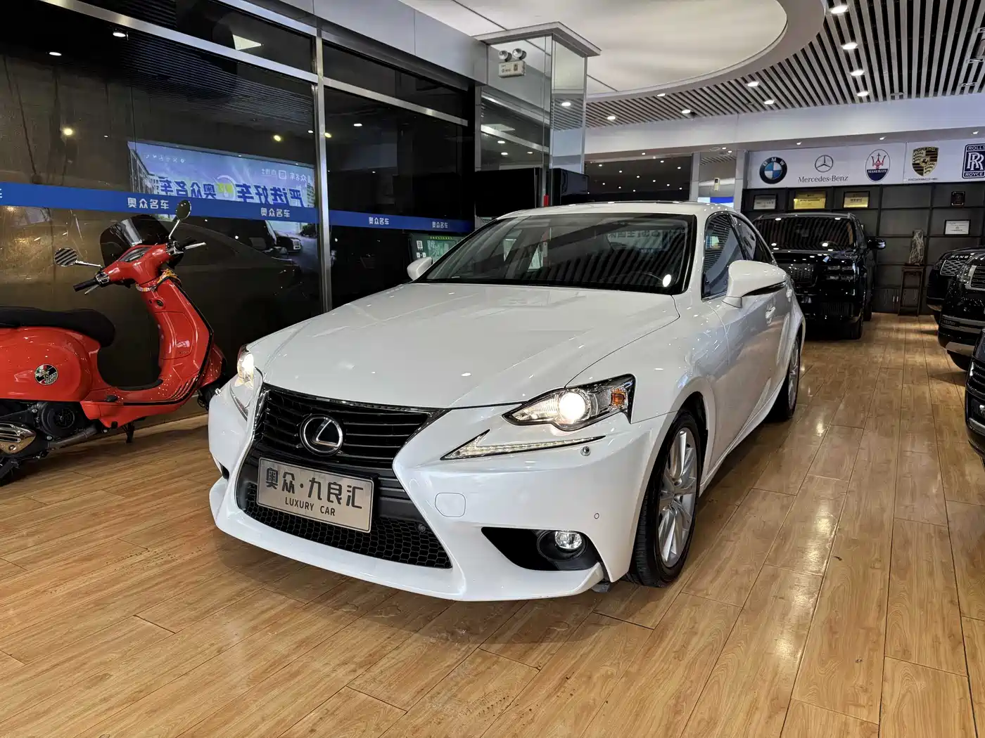 Lexus IS 2015 200t Leading Edition