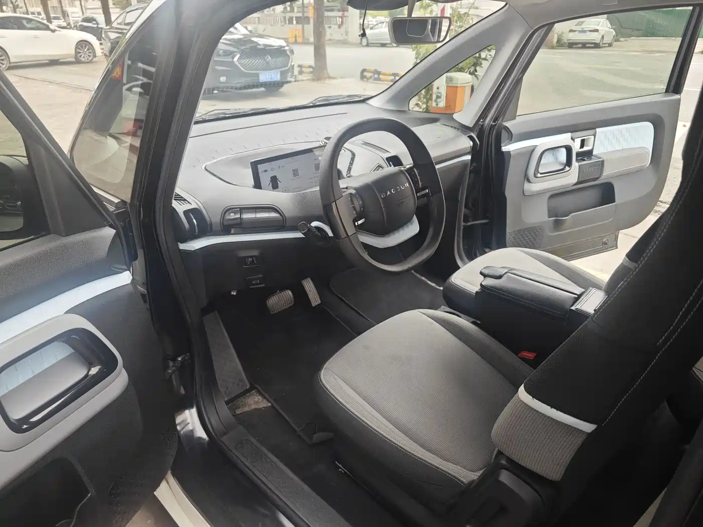 BAOJUN E300