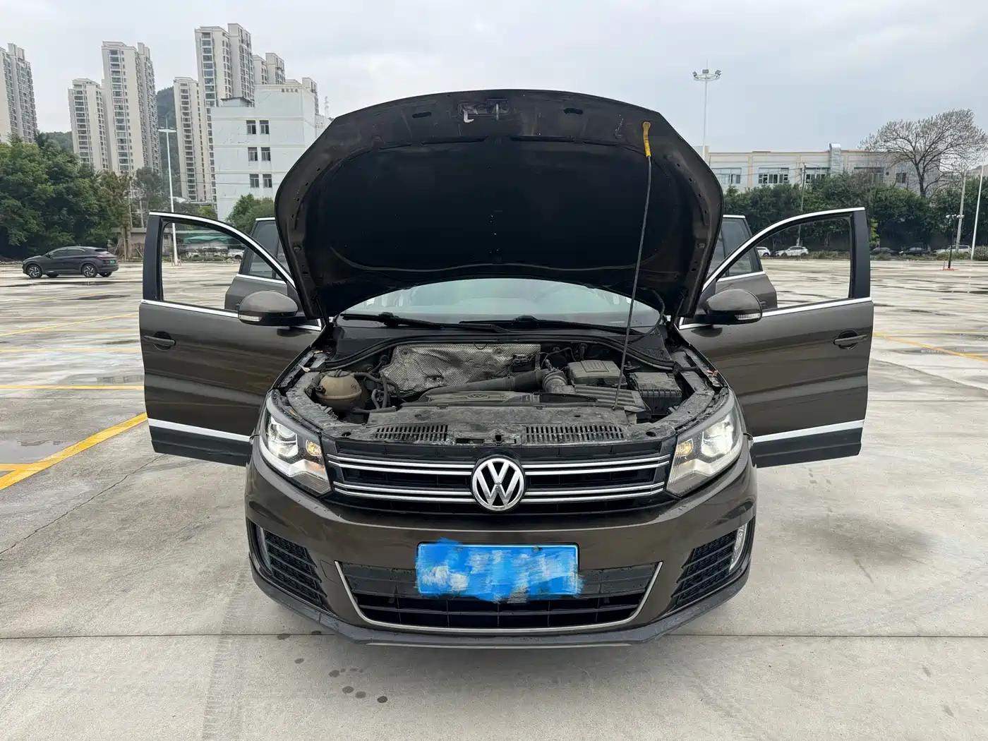 VOLKSWAGEN TIGUAN
