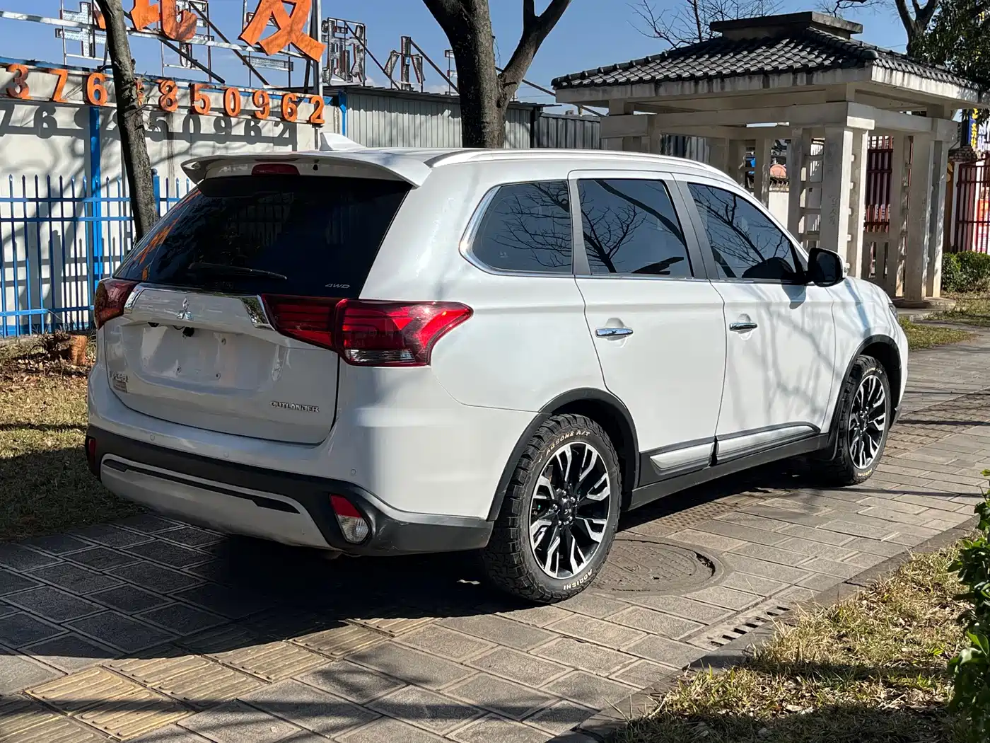 MITSUBISHI OUTLANDER