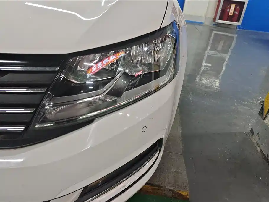 Volkswagen Lavida Tour 2015 1.6L Automatic Comfort Edition фото 5