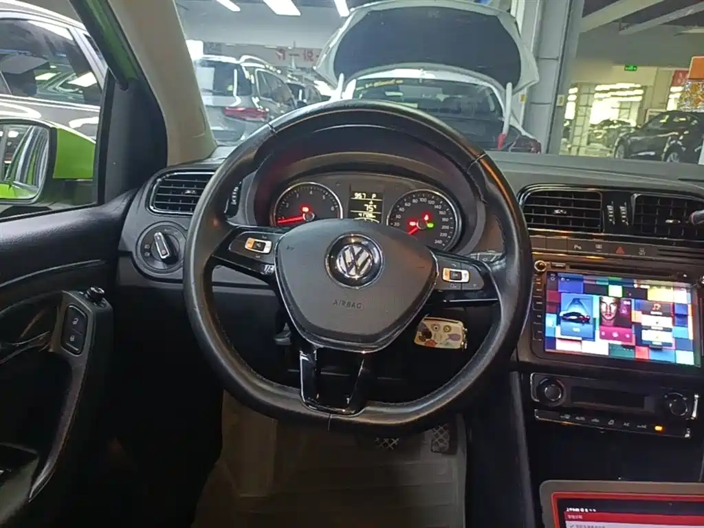 Volkswagen Polo 2014 1.6L Automatic Luxury Edition фото 11