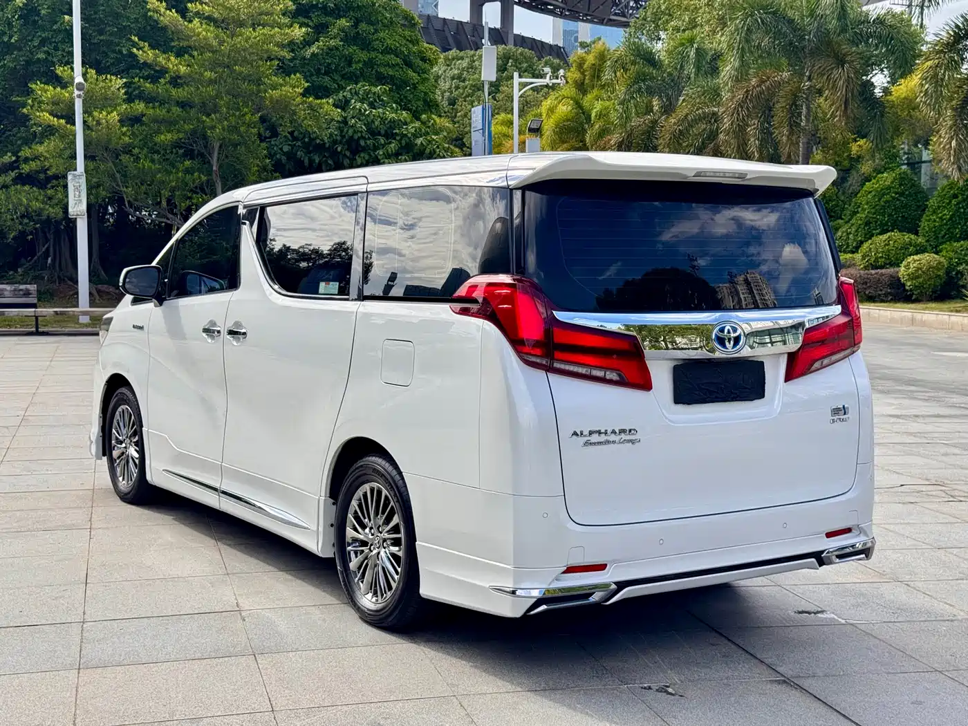Toyota Alphard 2021 Hybrid 2.5L Premium фото 4
