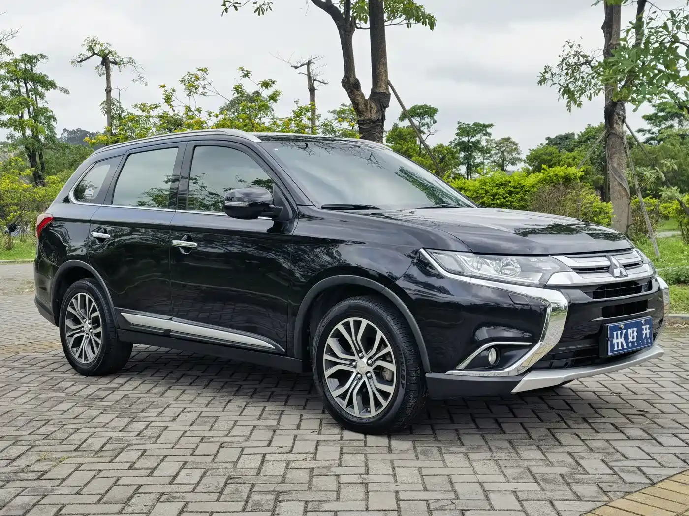 Mitsubishi Outlander 2016 2.4L 4WD Luxury Edition 7-seater фото 3