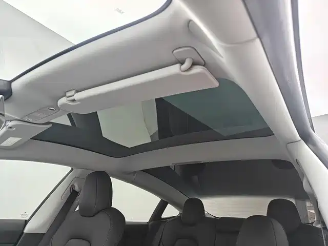 Фото 10 - Tesla Model 3